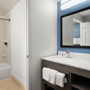 One-Bedroom Queen Suite Two Queens
